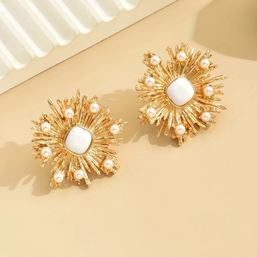 Elegance Blooms Vintage Sparkling Flower Stud Earrings w/ Imitation Pearl Accent